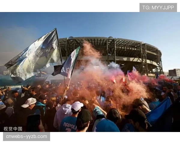 那不勒斯主场对阵乌迪内斯,看台出现巨型Tifo致敬马拉多纳 那不勒斯主场对阵乌迪内斯,看台出现巨型Tifo致敬马拉多纳